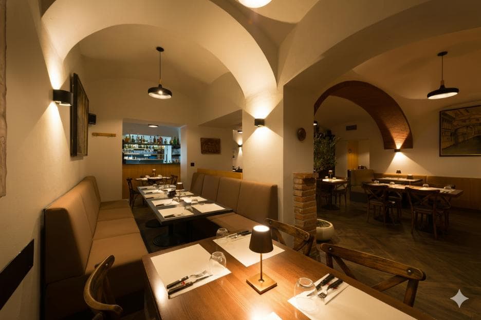 Plátky pizzy s válečkem na tmavém pozadí